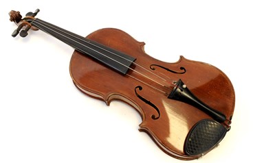 Lot 577 - A cased violin