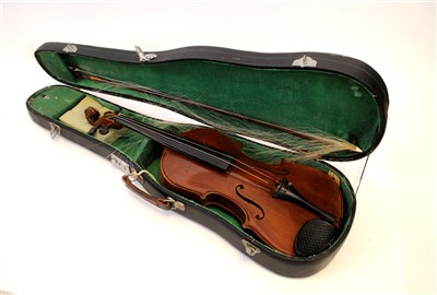 Lot 577 - A cased violin