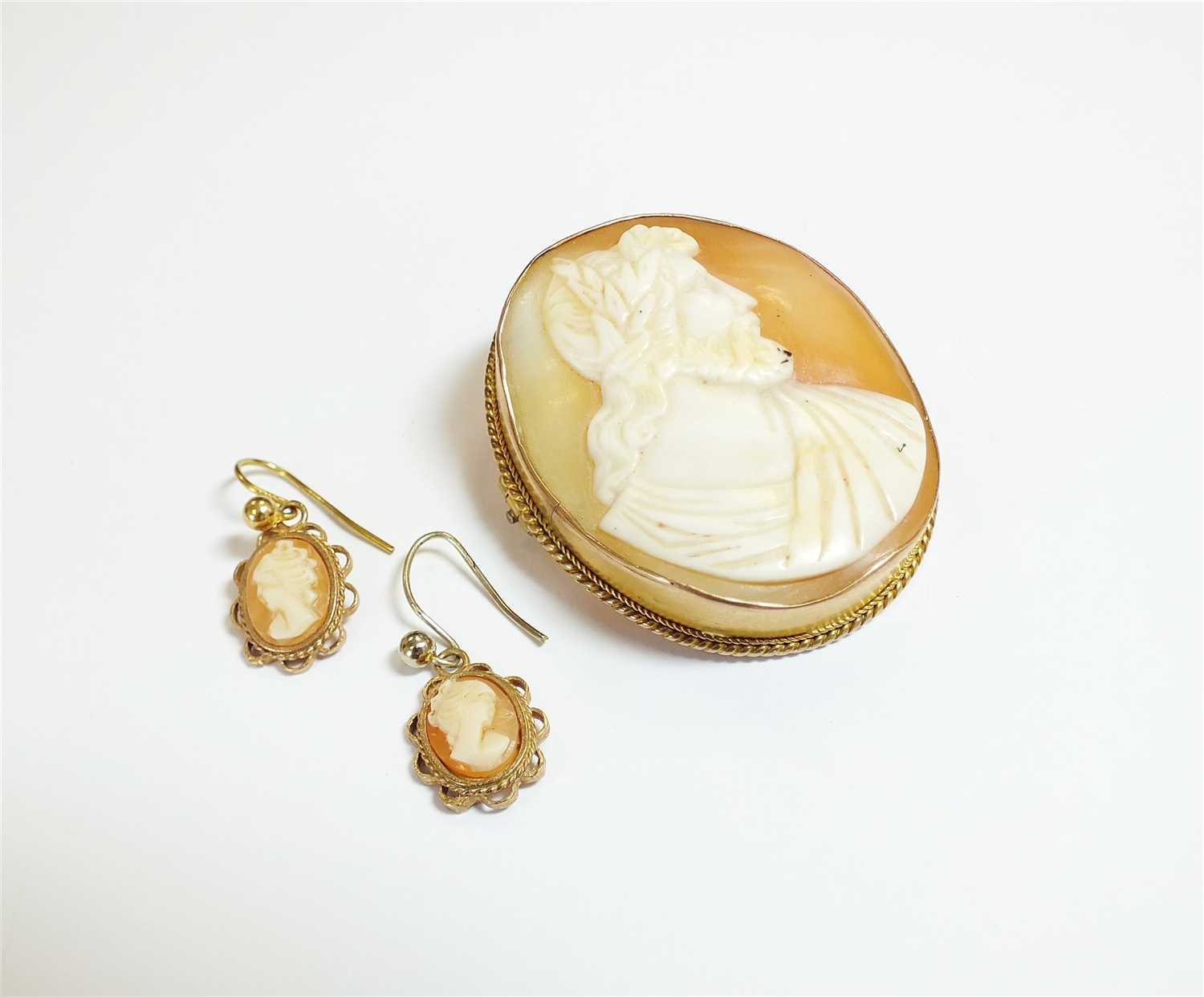 Lot 39 - A cameo brooch and earrings