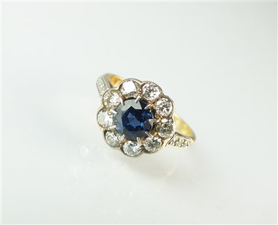 Lot 282 - A sapphire and diamond floral cluster ring