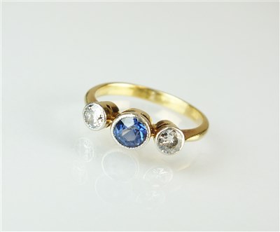 Lot 283 - An early 20th century three stone sapphire and diamond ring