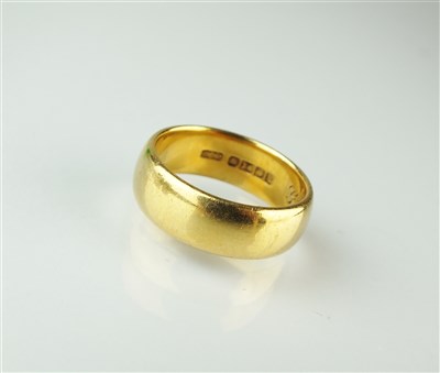 Lot 264 - An 18ct gold wedding band