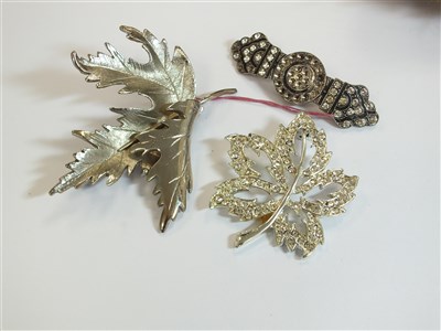Lot 97 - A collection of costume jewellery and watches