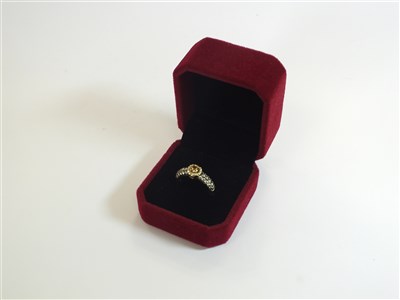 Lot 79 - A diamond dress ring