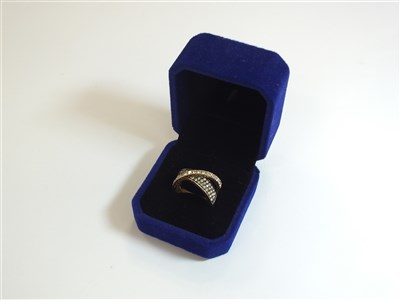 Lot 80 - A diamond crossover ring