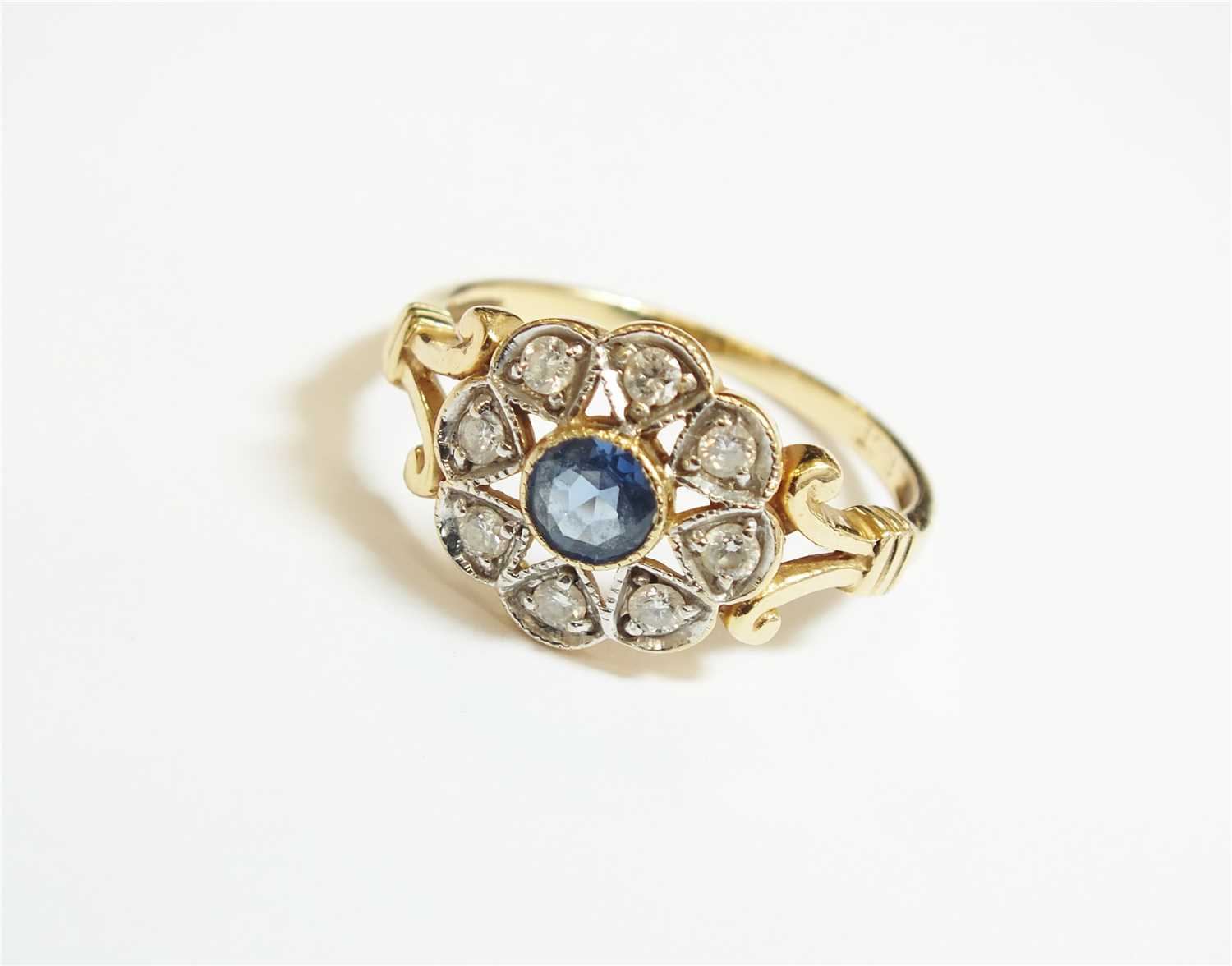 Lot 81 - A sapphire and diamond cluster ring
