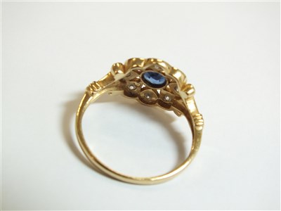 Lot 81 - A sapphire and diamond cluster ring