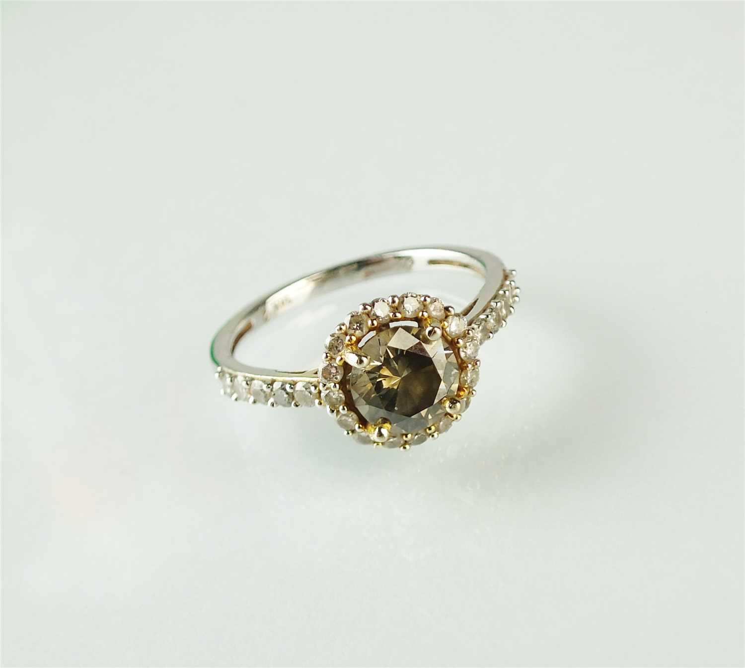 Lot 302 - A fancy coloured diamond ring