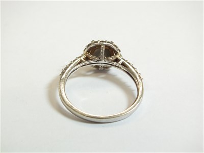 Lot 302 - A fancy coloured diamond ring