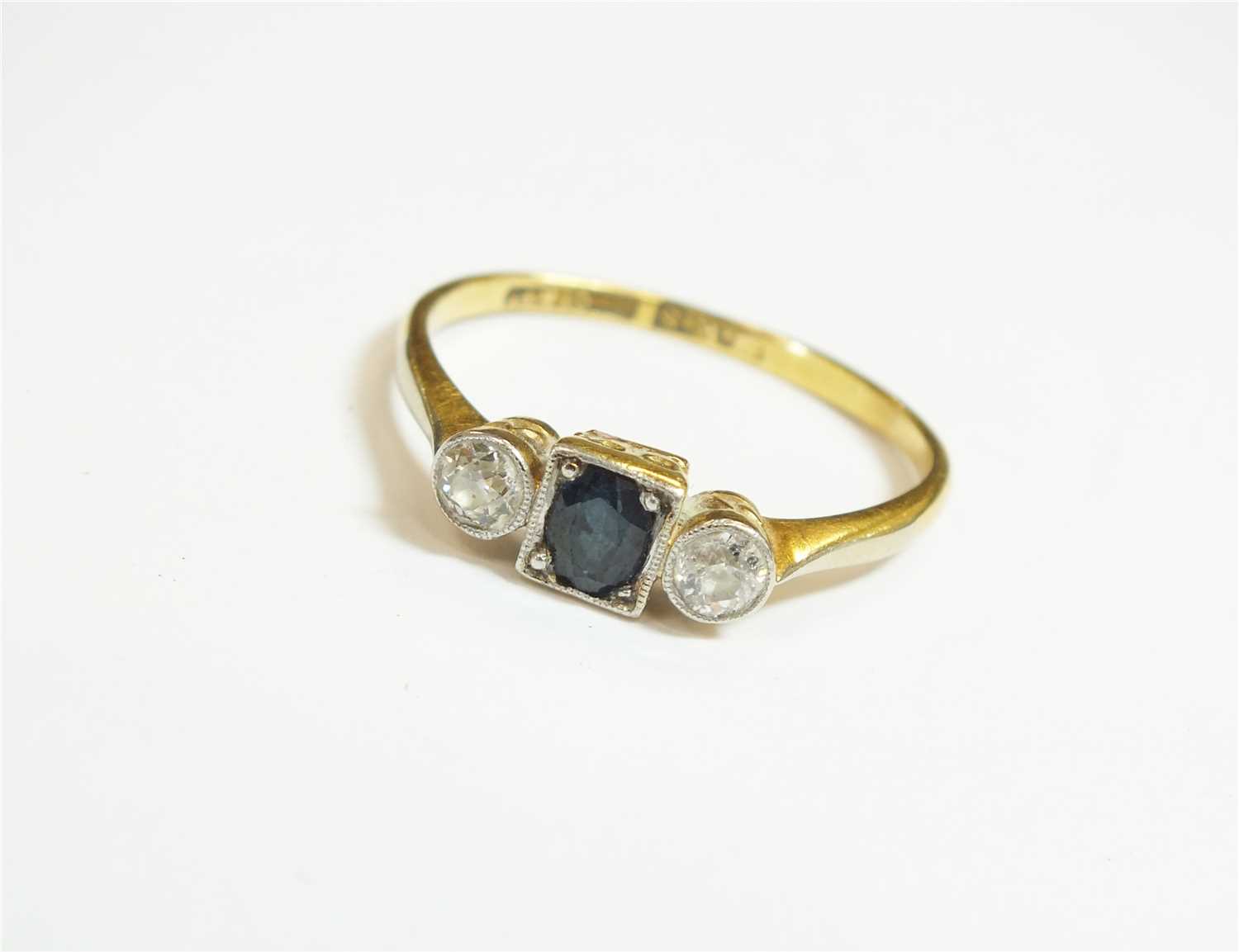 Lot 42 - A sapphire and diamond ring