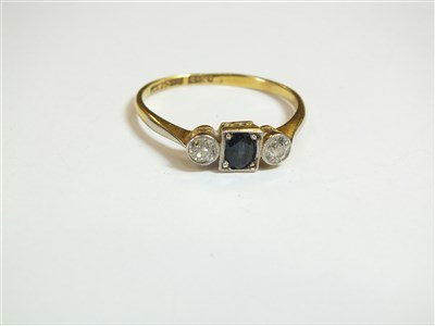 Lot 42 - A sapphire and diamond ring