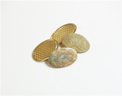 Lot 43 - A pair of 9ct gold cufflinks