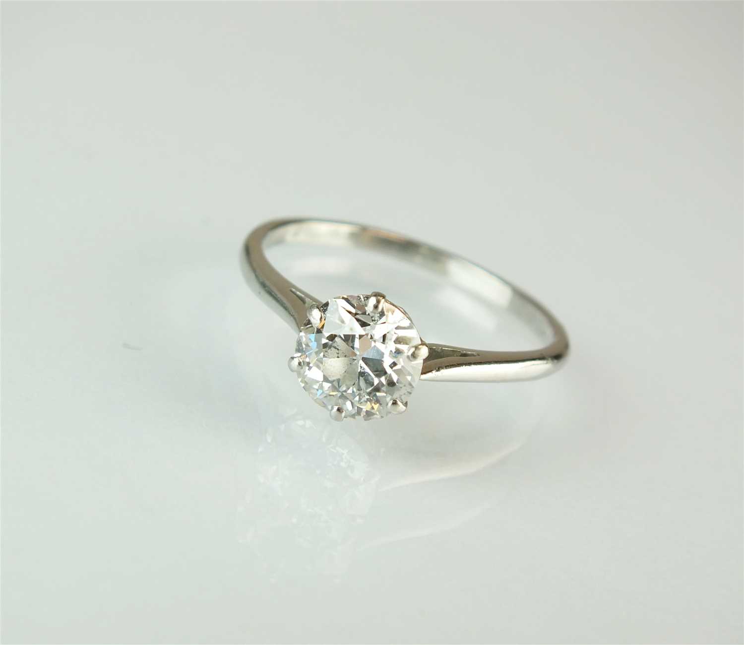 Lot 324 - A single stone diamond ring