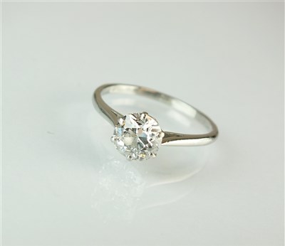 Lot 324 - A single stone diamond ring