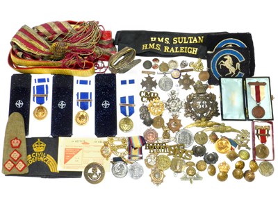 Lot 281 - Large collection of assorted militaria