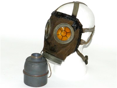 Lot 550 - A German WW1 gas mask