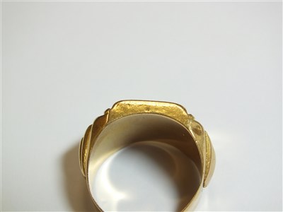 Lot 2 - A yellow metal signet ring