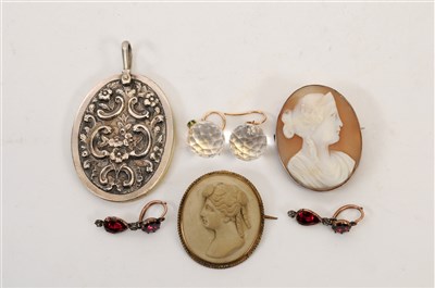 Lot 430 - A small collection of jewellery