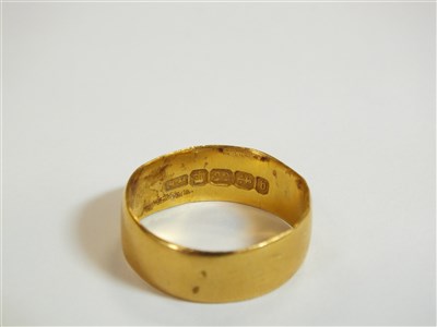 Lot 8 - A 22ct gold wedding band