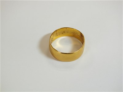 Lot 8 - A 22ct gold wedding band