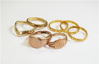 Lot 11 - A collection of rings