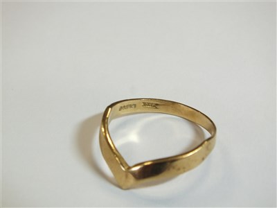 Lot 11 - A collection of rings