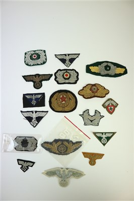 Lot 605 - Assorted uniform and cap insignia