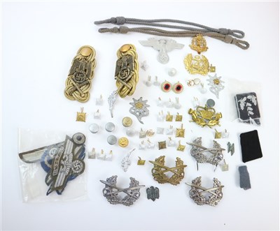 Lot 611 - Assorted military insignia