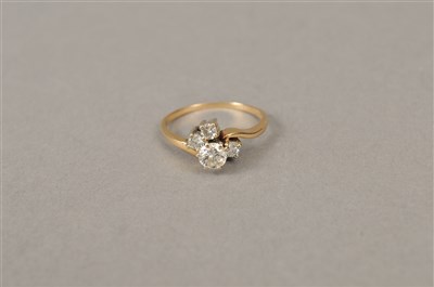 Lot 100 - A diamond dress ring