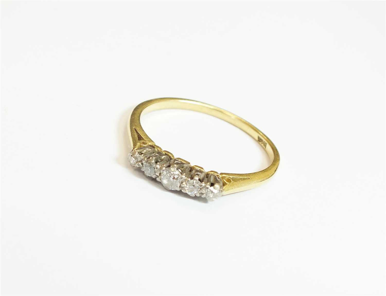 Lot 76 - A five stone diamond ring