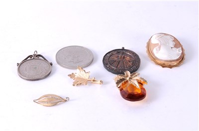 Lot 422 - A small collection of jewellery