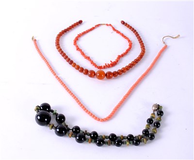 Lot 424 - A amber bead necklace