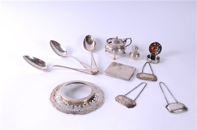 Lot 411 - A collection of silver and plate