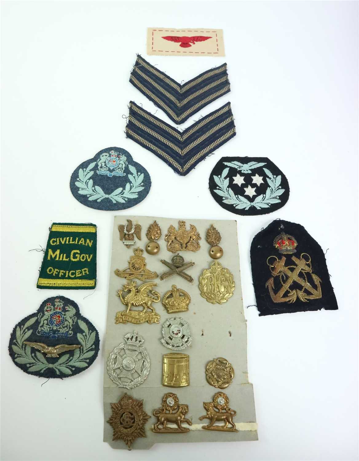 Lot 304 - Assorted uniform patches and cap badges
