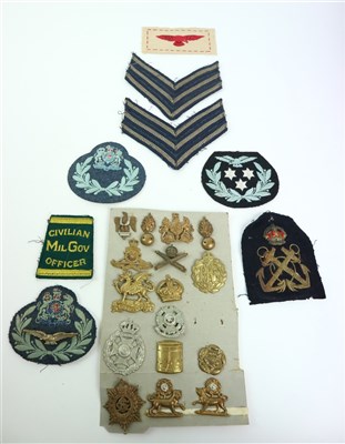 Lot 304 - Assorted uniform patches and cap badges