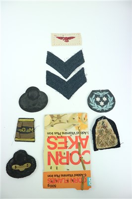 Lot 304 - Assorted uniform patches and cap badges