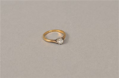 Lot 101 - A single stone diamond ring