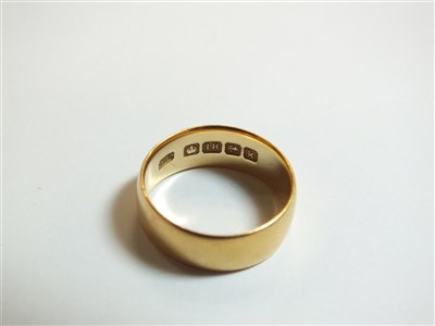 Lot 104 - An 18ct gold band