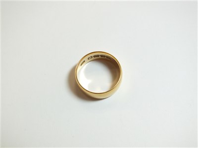 Lot 104 - An 18ct gold band