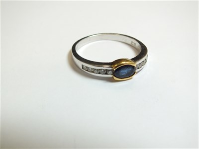 Lot 106 - A sapphire and diamond ring