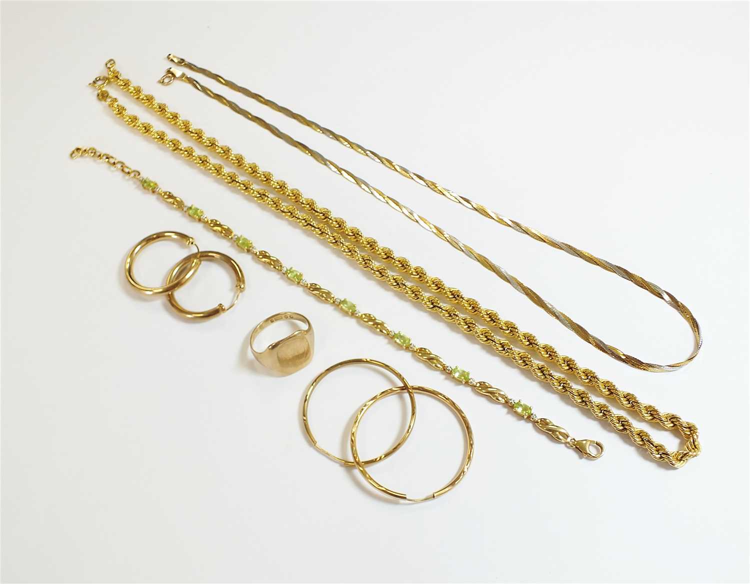Lot 108 - A small collection of jewellery