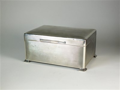 Lot 233 - A large silver mounted cigar box