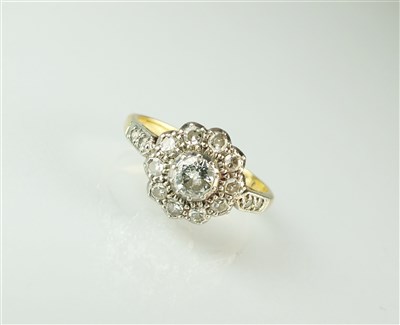 Lot 266 - A diamond floral cluster ring