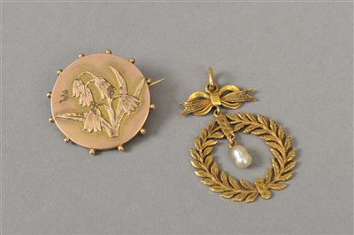 Lot 83 - A 9ct gold brooch and a pendant