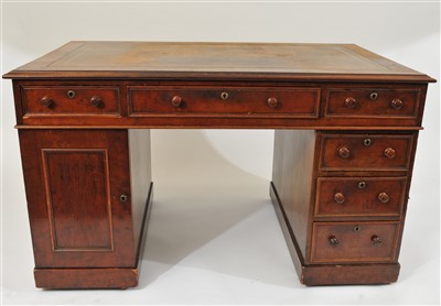 Lot 427 - An Edwardian mahogany leather-topped pedestal desk