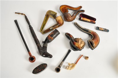 Lot 293 - A collection of Tobacco pipes