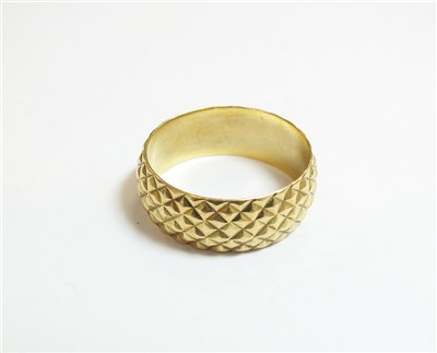 Lot 122 - An 18ct yellow gold faceted wedding band
