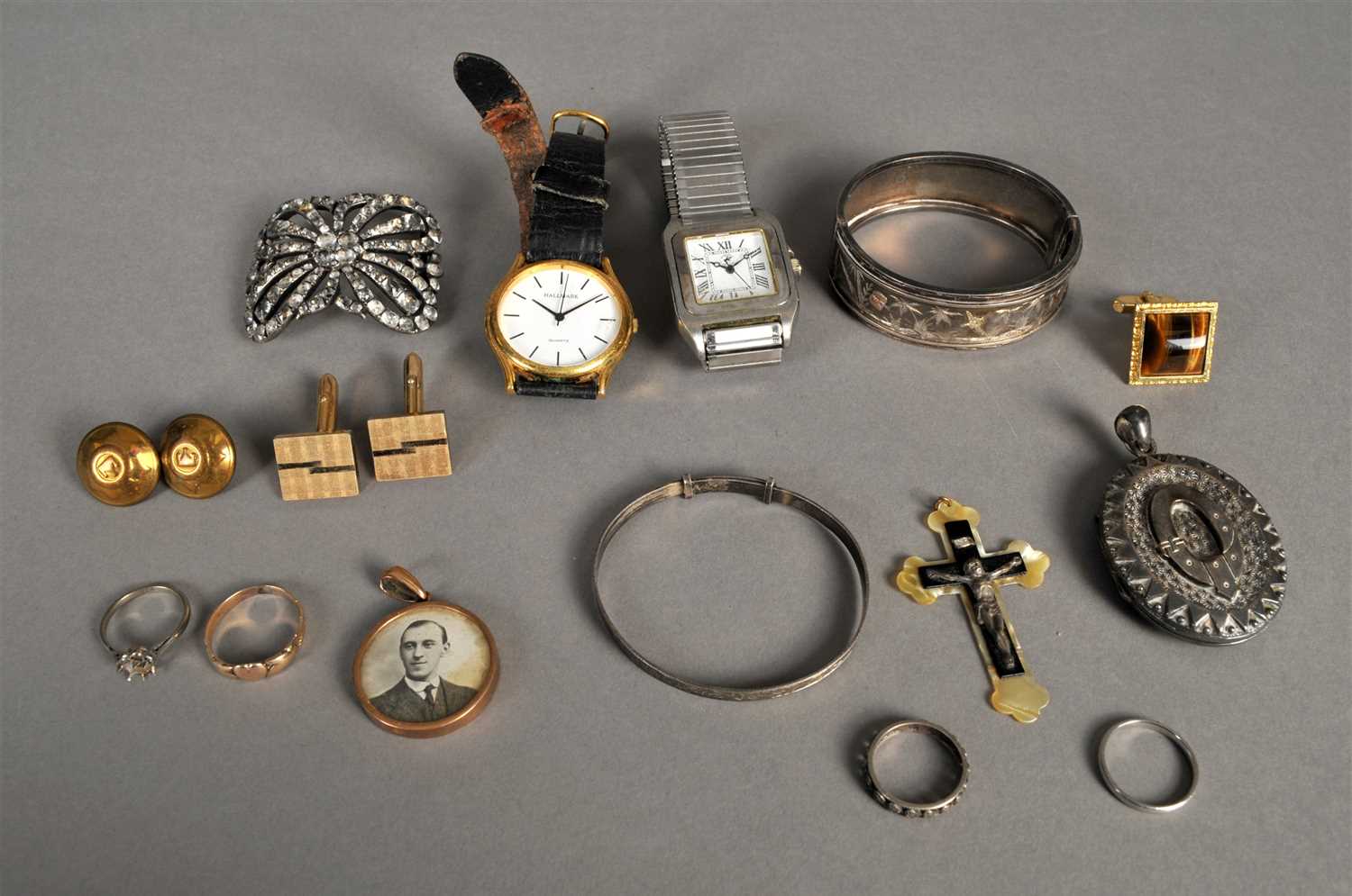 Lot 93 - A small collection of jewellery