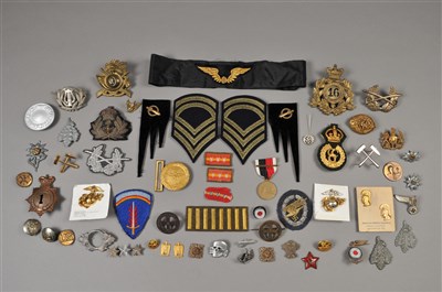 Lot 329 - Large assortment of British, United States and foreign cap badges, buttons etc