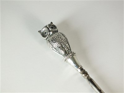 Lot 222 - An Edwardian silver mounted owl button hook